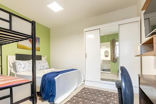 ein Schlafzimmer mit einem Etagenbett und einem Spiegel in der Unterkunft Casinha p/5 Charmosa in Volta Redonda