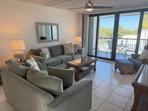 Una sala de estar con dos sofás y una mesa. en Bird of Paradise, en Marathon