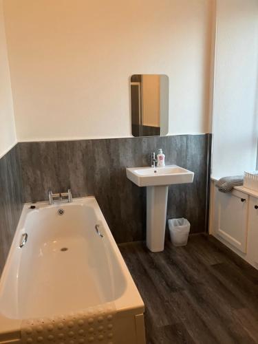 Toll House في ويك: حمام مع حوض استحمام ومغسلة