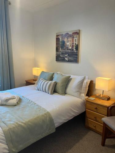 Toll House في ويك: غرفة نوم مع سرير أبيض كبير و كومودينو