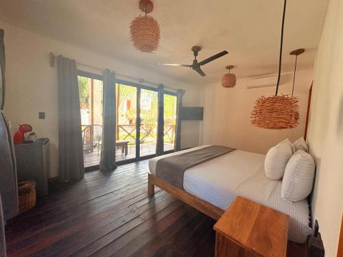 Llit o llits en una habitació de Hotel Isabella Bacalar Lake Front