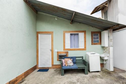 een kas met een stoel en een raam bij Studio p/3 Climatizado in Volta Redonda