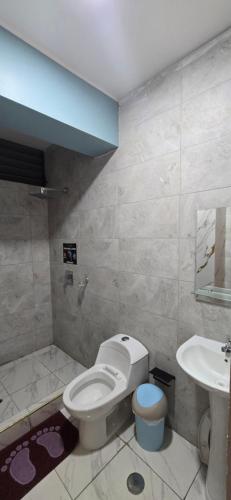 a bathroom with a toilet and a sink at Hotel gym club33 in Huancayo