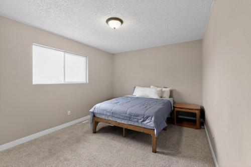 Ένα ή περισσότερα κρεβάτια σε δωμάτιο στο Lux Home MINS to UCHealth Medical Ctr & Parks