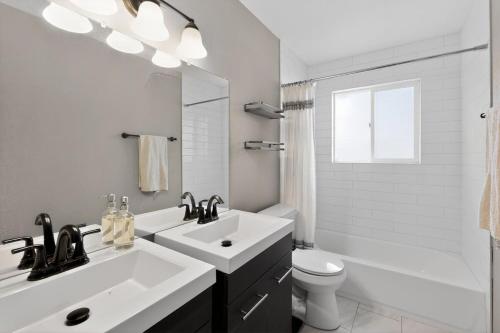 Ένα μπάνιο στο Lux Home MINS to UCHealth Medical Ctr & Parks