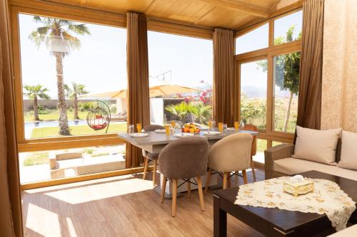 Εστιατόριο ή άλλο μέρος για φαγητό στο Peaceful Family Villa on a Farm with Private Pool and Stunning Mountain Views