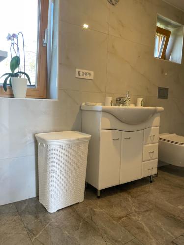 Ένα μπάνιο στο Zerko Holiday Apartment MARJETKA with WELLNESS bookable separately