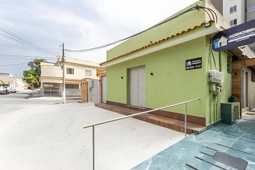 un edificio verde con una rampa di fronte di Loft das Esrelas c/Ar p/4 a Volta Redonda