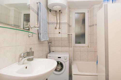 un bagno con lavandino e lavatrice di House Frane a Supetar (San Pietro di Brazza)