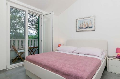 En eller flere senge i et værelse på Apartments Jase