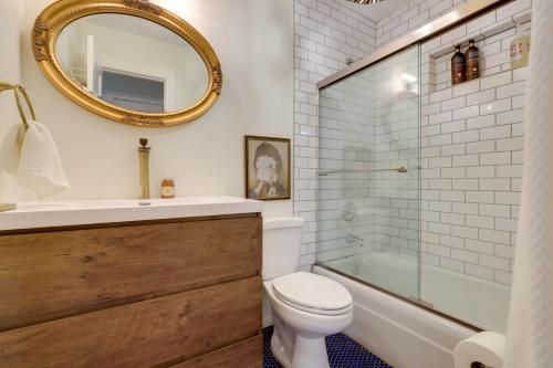 Koupelna v ubytování 6 Mi to Dtwn Austin Home with Screened Porch and Yard