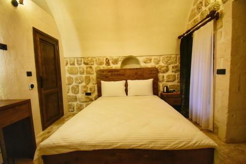 a bedroom with a large bed in a room at Mara Loya Konağı in Mardin