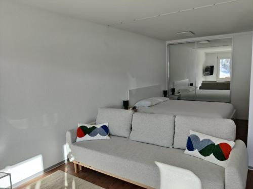 Ένα ή περισσότερα κρεβάτια σε δωμάτιο στο Big studio, just renovated, great views, with free parking