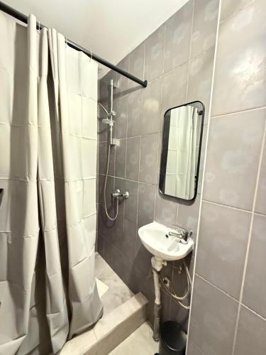 um banheiro com pia e espelho em Duplexe Cosy - HERSTAL em Herstal