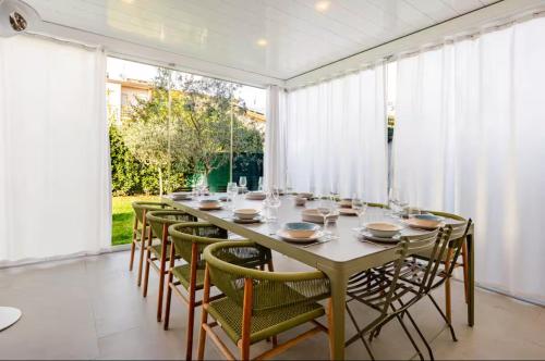 a dining room with a long table and chairs at Villa JD in Forte dei Marmi