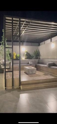 a living room with a couch and a table at شالية لانتانا الطائف الواصلية in As Sayl aş Şaghīr