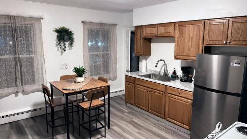 Η κουζίνα ή μικρή κουζίνα στο Bachi - Private Room 1 with Parking, Desk & Fast WiFi near Yale, Quinnipiac, SCSU & Hospitals