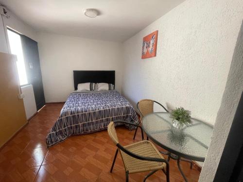 Habitación doble economica con Baño Privado في كوريكو: غرفة نوم بها سرير وطاولة وكراسي