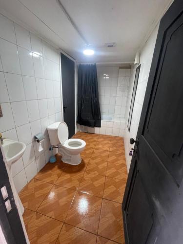 Habitación doble economica con Baño Privado في كوريكو: حمام مع مرحاض ومغسلة