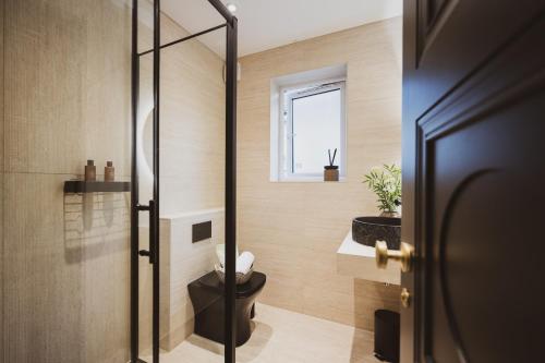 NetleyにあるHealth & Wellness House Hot Tub, Sauna & Ice Bathのトイレと窓のあるバスルーム