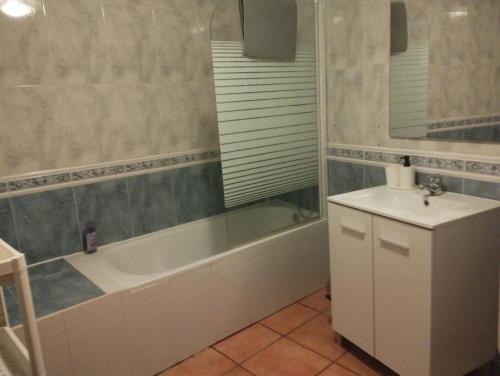 ein Badezimmer mit Badewanne und Waschbecken in der Unterkunft Calatorao apartamentos in Calatorao