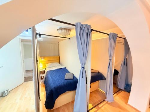 um quarto com uma cama em um quarto em Уютный Новый ХОСТЕЛ с отдельными кабинками в центре em Chişinău