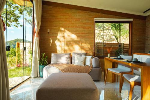 a living room with a couch and a table at Cabana nas montanhas em Campos do Jordão in Campos do Jordão