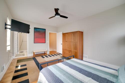 Ένα ή περισσότερα κρεβάτια σε δωμάτιο στο Well-Appointed Pittsburgh Home 1 Mi to Dtwn!