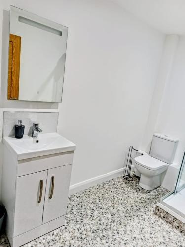 Ένα μπάνιο στο Modern 1 Bedroom Apt 2 near City Centre Parking