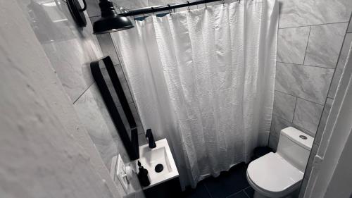 Ένα μπάνιο στο Bachi - Private Room 2 with Parking, Desk & Fast WiFi near Yale, Quinnipiac, SCSU & Hospitals