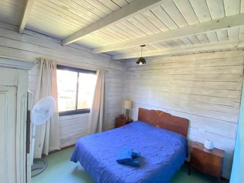 En eller flere senge i et værelse på Hermosa Cabaña Con Parque Cerca Del Mar