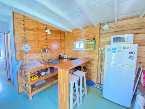 Køkken eller tekøkken på Hermosa Cabaña Con Parque Cerca Del Mar