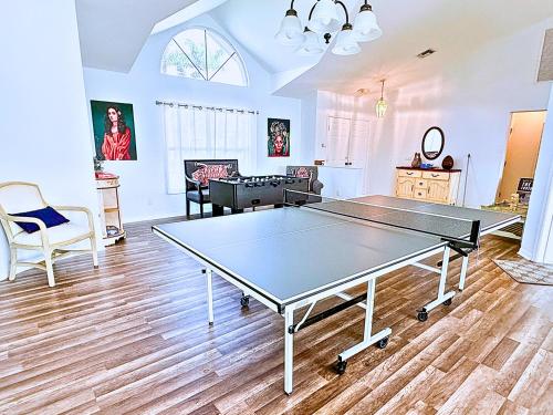 Stunning Intercoastal Waterfront Private Pool Foosball Table Tennis by Vacation Your Way في جزيرة ماركو: غرفة معيشة فيها طاولة بينج بونغ
