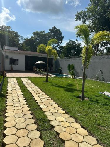 un sentiero in pietra in un cortile accanto a una casa di Casa Sunset Alter a Santarém