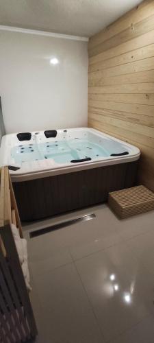 a jacuzzi tub in a room with a wooden wall at Hotel Planinska Kraljica Jahorina - Pale in Gornje Pale