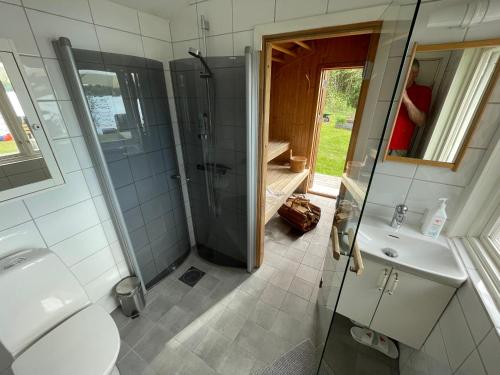 Ένα μπάνιο στο Thilens cottage by lake Bunn