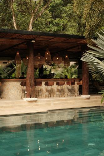 ein Tisch und Stühle neben einem Swimmingpool in der Unterkunft Isla Clara Hotel in San Francisco