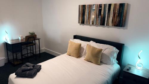 Ένα ή περισσότερα κρεβάτια σε δωμάτιο στο Bachi - Private Room 3 with Parking, Desk & Fast WiFi near Yale, Quinnipiac, SCSU & Hospitals