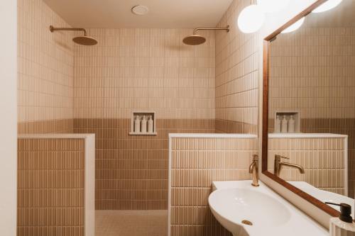 Ένα μπάνιο στο Creekside Modern Cabin Sauna Hot Tub Niksen Den