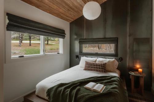 Ένα ή περισσότερα κρεβάτια σε δωμάτιο στο Creekside Modern Cabin Sauna Hot Tub Niksen Den