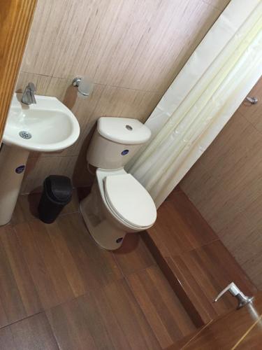 a bathroom with a toilet and a sink at Apartamentos Martinez in San Andrés