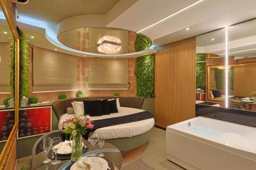 een grote slaapkamer met een bed en een bad bij Hotel Motel Paradiso - Panambi-RS in Tabapira