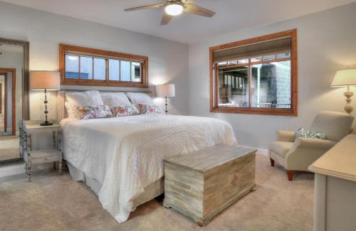 una camera da letto con un letto, una sedia e una finestra di Boulevard Condo - Unit 232 a Durango