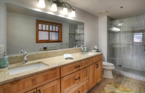un bagno con lavandino, doccia e WC di Boulevard Condo - Unit 232 a Durango