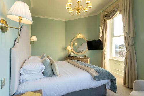 Ένα ή περισσότερα κρεβάτια σε δωμάτιο στο The Royal Hotel