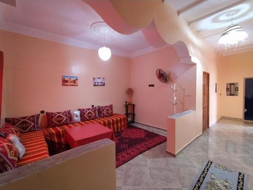 ein Wohnzimmer mit Sofa und Tisch in der Unterkunft Sahara Dream Apartment in Merzouga
