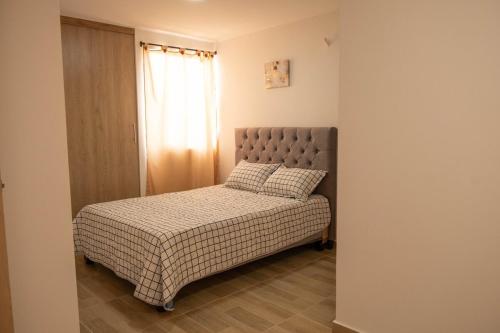 Postel nebo postele na pokoji v ubytování Beautiful view and pool, minutes from Cali