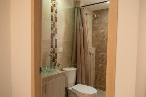 Koupelna v ubytování Beautiful view and pool, minutes from Cali