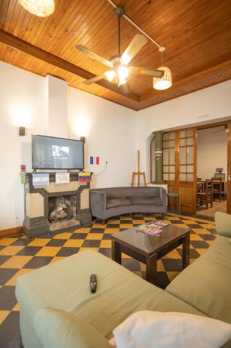 Una sala de estar con un sofá y una chimenea. en HOSTEL COLIVING STUDIO JUNIN, en Junín