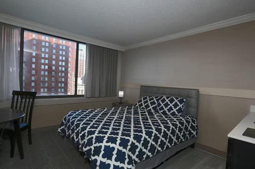 Una cama o camas en una habitación de Modern Studio • Gym + Lounge with Pool Table